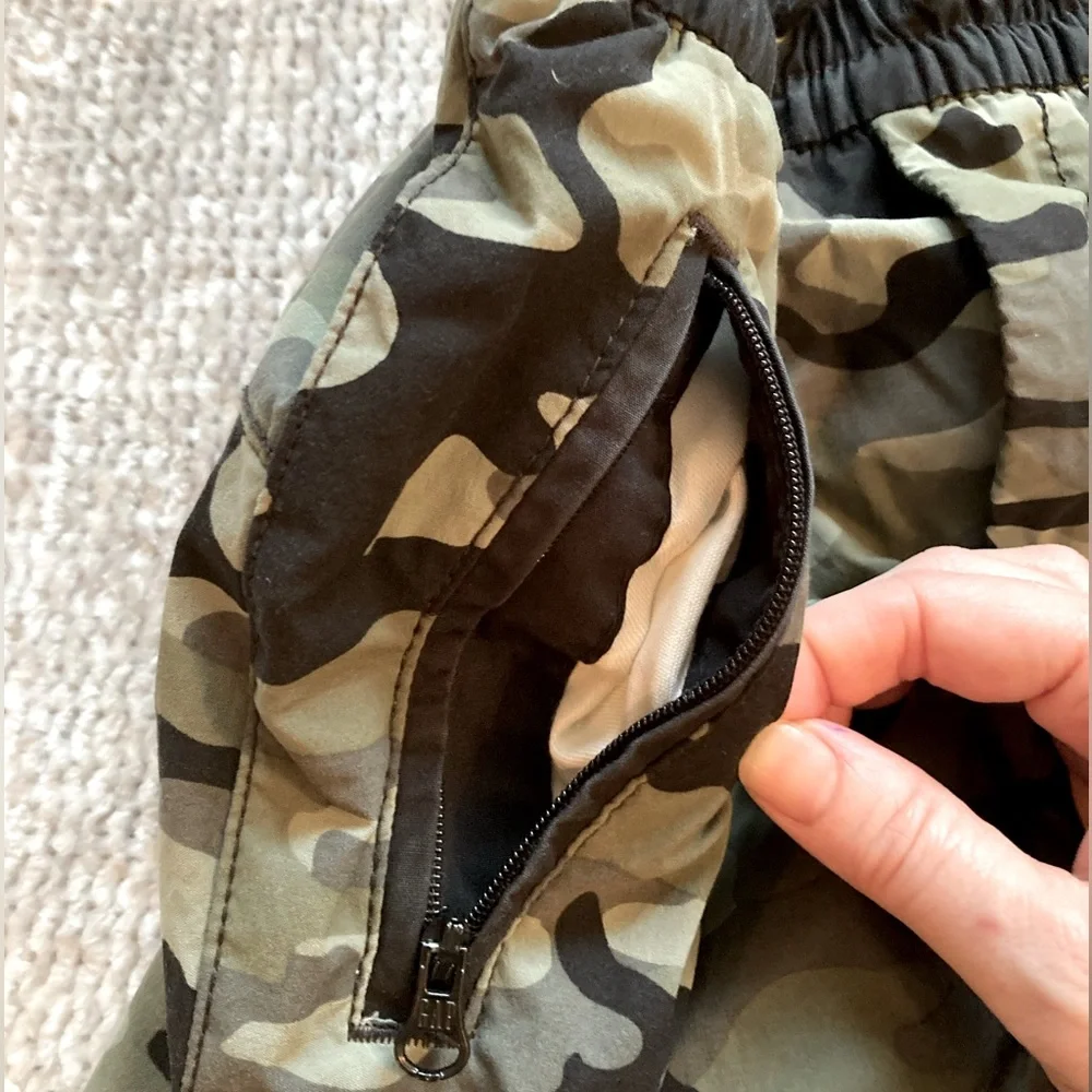 GAP Kids Camo Print Shorts Zipper Pockets Elastic Waistband Black Green‎ Size XL